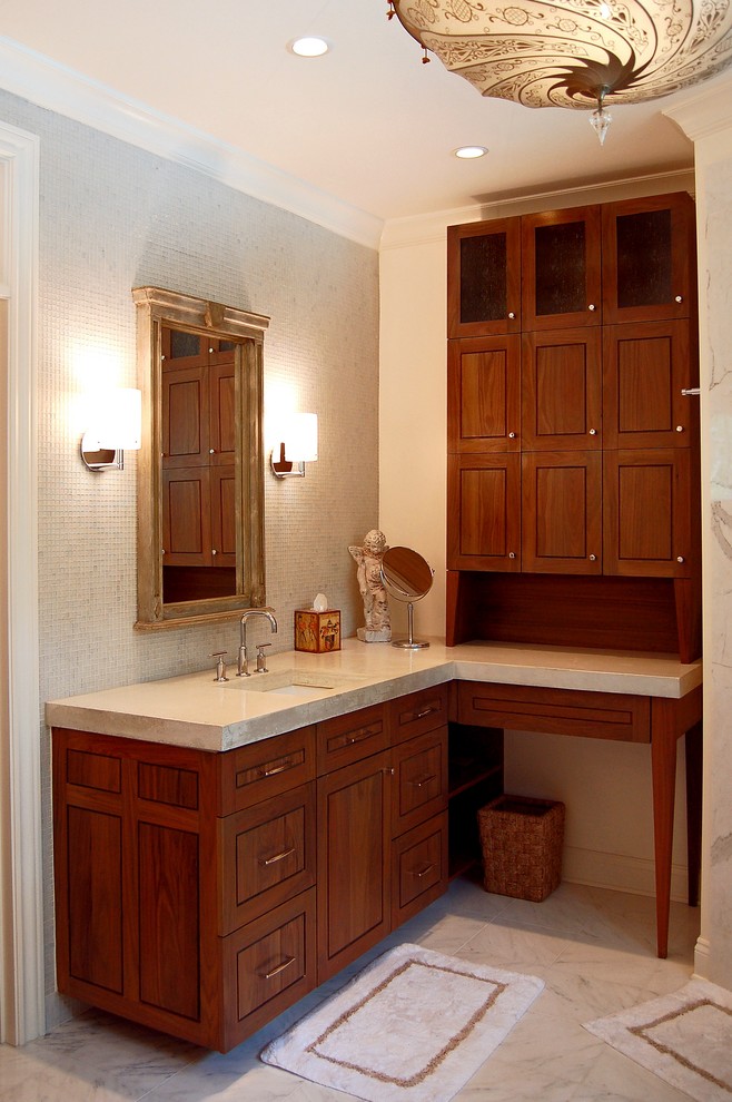 Inspiration för mellanstora klassiska en-suite badrum, med skåp i mellenmörkt trä, bänkskiva i betong, vita väggar, marmorgolv, släta luckor, beige kakel, mosaik och ett undermonterad handfat