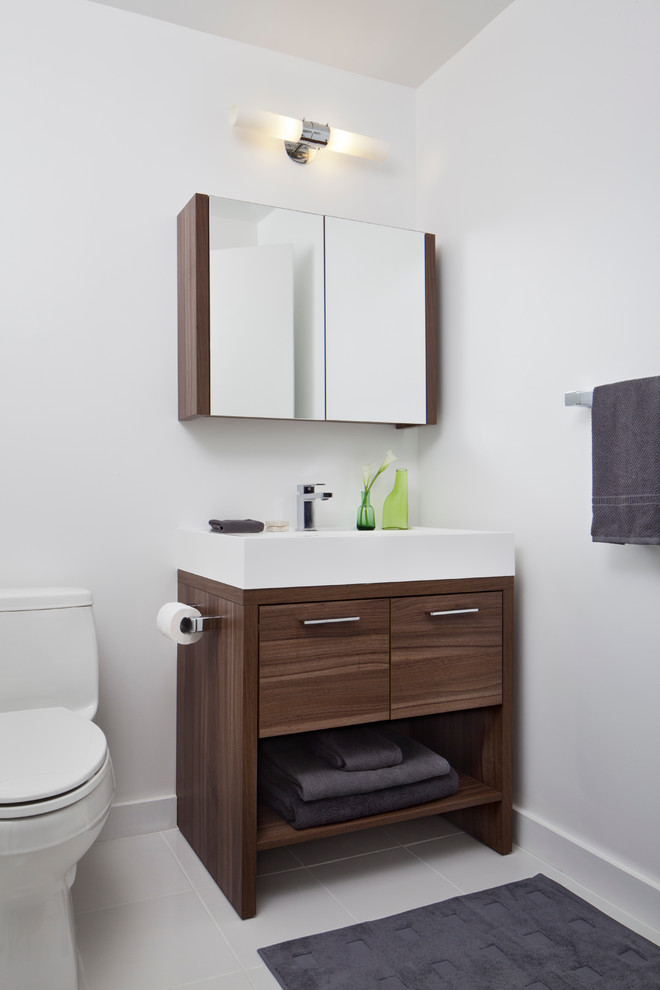 Kleines Industrial Badezimmer mit flächenbündigen Schrankfronten, dunklen Holzschränken, Toilette mit Aufsatzspülkasten, weißer Wandfarbe, Keramikboden und Waschtischkonsole in Toronto