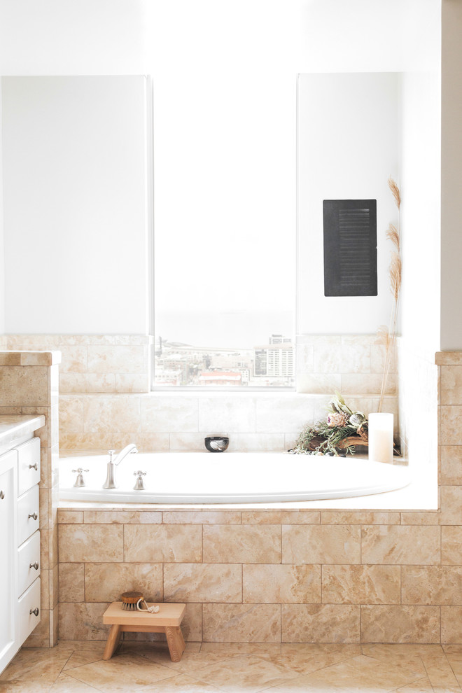 На фото: ванная комната среднего размера в скандинавском стиле с фасадами в стиле шейкер, белыми фасадами, накладной ванной, керамогранитной плиткой, белыми стенами, полом из керамогранита, душевой кабиной и бежевым полом с