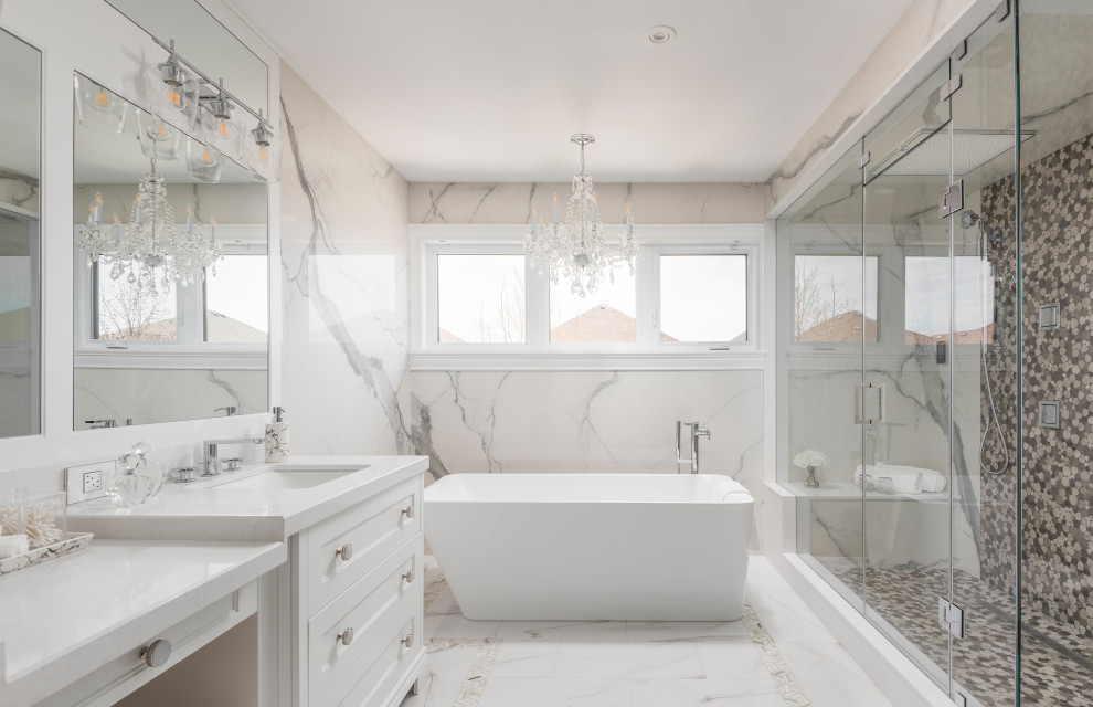 Foto di una stanza da bagno classica con ante in stile shaker, ante bianche, vasca freestanding, piastrelle bianche, lavabo sottopiano, pavimento bianco, top bianco, un lavabo e mobile bagno incassato