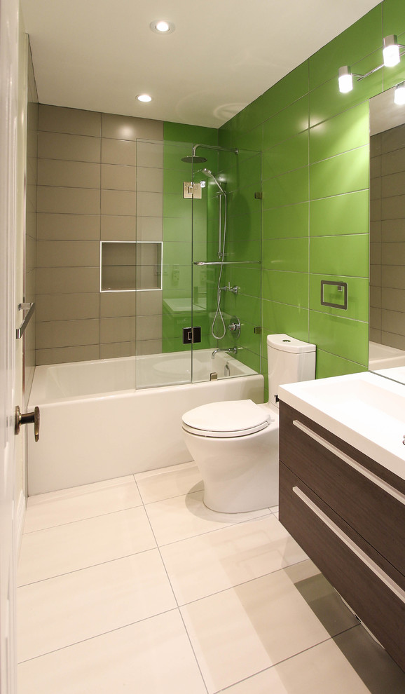 Markham, Ontario Modern Bathroom Toronto by SR Contracting Inc