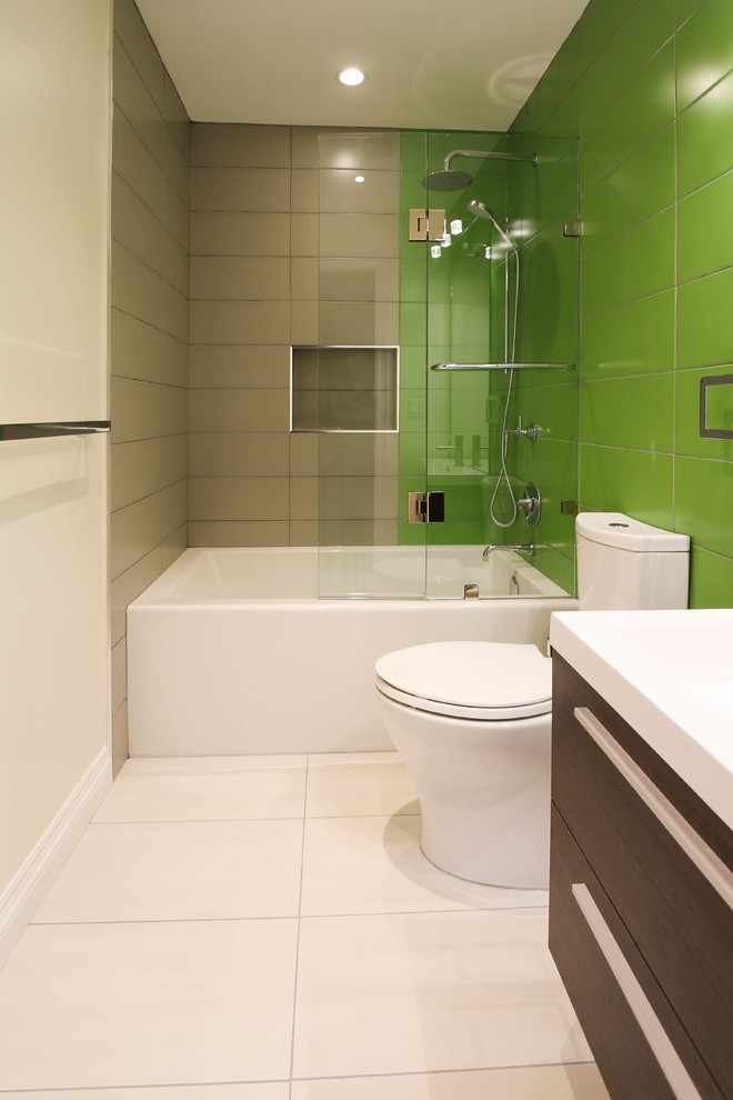 Idées déco pour une petite salle d'eau moderne en bois foncé avec un placard à porte plane, une baignoire posée, un combiné douche/baignoire, WC séparés, un carrelage vert, des carreaux de céramique, un mur blanc, un sol en carrelage de céramique, un plan de toilette en surface solide et un lavabo intégré.