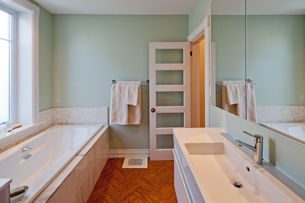 Foto de cuarto de baño actual con lavabo integrado y bañera encastrada