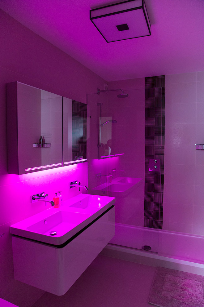 Kleines Modernes Badezimmer En Suite mit Wandwaschbecken, verzierten Schränken, weißen Schränken, offener Dusche, Keramikfliesen und Keramikboden in London