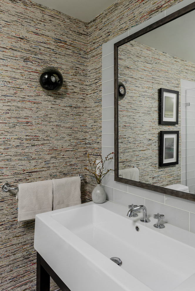 Inredning av ett klassiskt litet vit vitt en-suite badrum, med svarta skåp, en dusch i en alkov, en toalettstol med hel cisternkåpa, grå kakel, glaskakel, flerfärgade väggar, mosaikgolv, ett avlångt handfat, grått golv och dusch med gångjärnsdörr