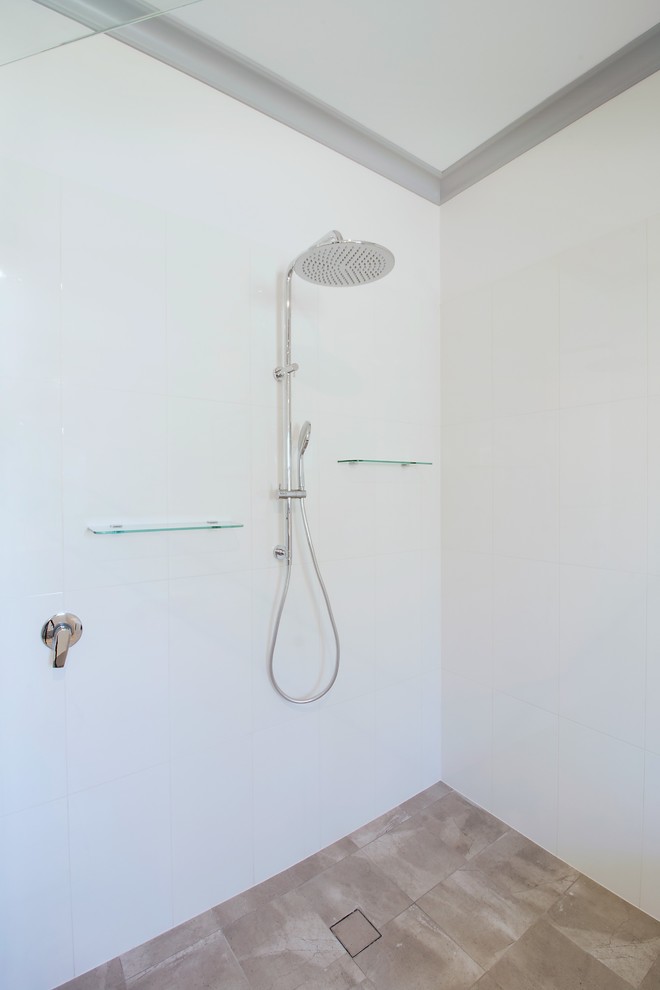 Inspiration för ett stort funkis vit vitt en-suite badrum, med öppna hyllor, vita skåp, ett platsbyggt badkar, en kantlös dusch, en toalettstol med separat cisternkåpa, svart och vit kakel, keramikplattor, vita väggar, cementgolv, ett integrerad handfat, laminatbänkskiva, grått golv och dusch med gångjärnsdörr