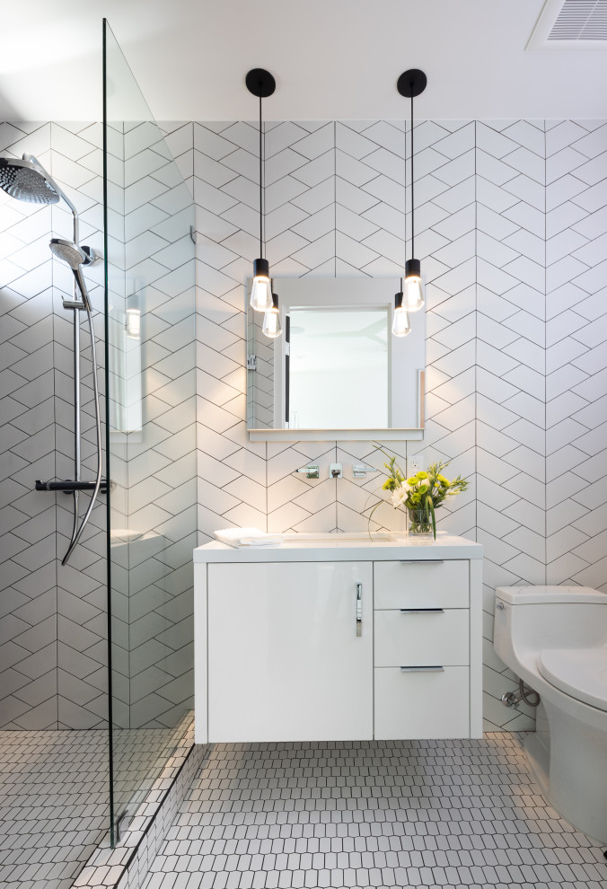 Example of a mid-sized trendy 3/4 white tile and ceramic tile porcelain tile and white floor bathroom design in Orange County with flat-panel cabinets, white cabinets, a one-piece toilet, an undermount sink, quartz countertops and white countertops