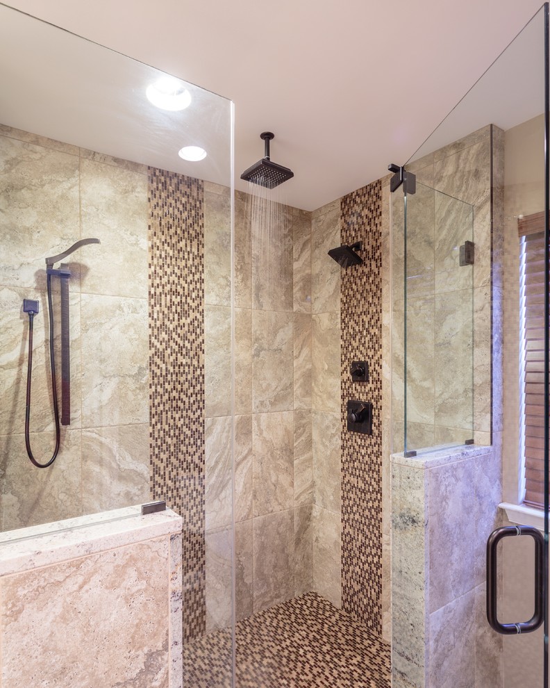 Exempel på ett mellanstort klassiskt en-suite badrum, med luckor med upphöjd panel, skåp i mellenmörkt trä, en dubbeldusch, beige kakel, glaskakel, bruna väggar, klinkergolv i porslin, ett undermonterad handfat och granitbänkskiva