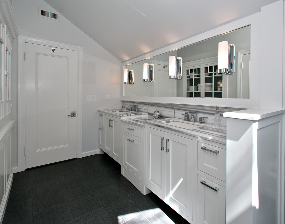 Inredning av ett modernt mellanstort en-suite badrum, med ett undermonterad handfat, skåp i shakerstil, vita skåp, marmorbänkskiva, ett fristående badkar, en hörndusch, en toalettstol med separat cisternkåpa, svart kakel, porslinskakel, grå väggar och klinkergolv i porslin