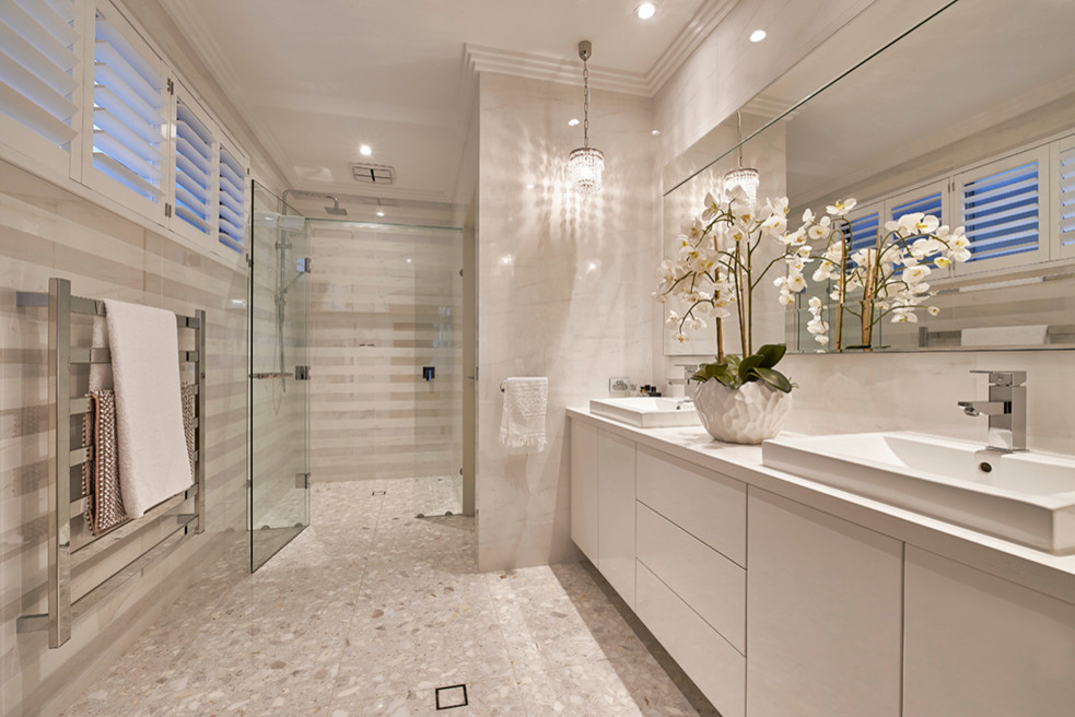 Ejemplo de cuarto de baño principal actual de tamaño medio con lavabo encastrado, ducha doble, sanitario de una pieza, baldosas y/o azulejos grises y suelo de baldosas de porcelana