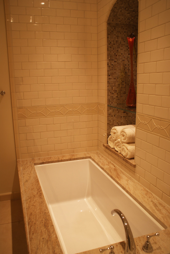 ダラスにある中くらいなトランジショナルスタイルのおしゃれな浴室の写真