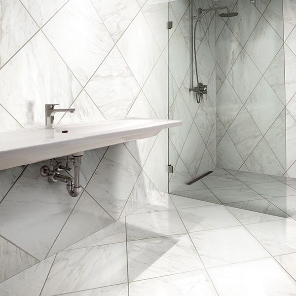 На фото: главная ванная комната среднего размера в современном стиле с угловым душем, белой плиткой, керамогранитной плиткой, полом из керамогранита и подвесной раковиной