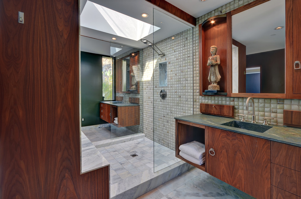 ロサンゼルスにあるアジアンスタイルのおしゃれな浴室 (一体型シンク、グリーンの洗面カウンター) の写真