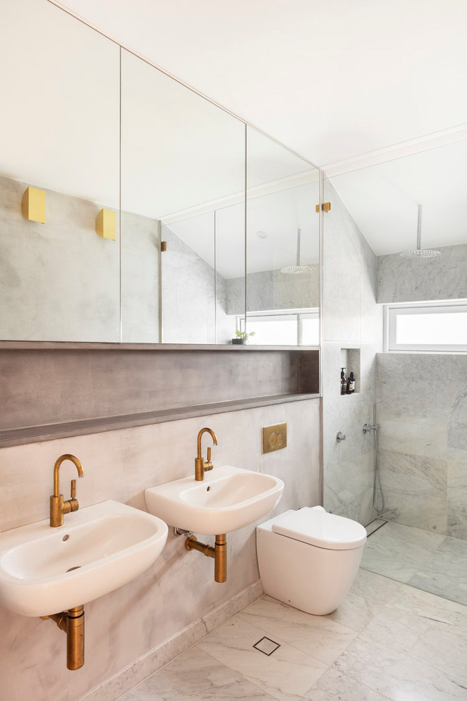 Foto på ett funkis badrum, med en kantlös dusch, en toalettstol med hel cisternkåpa, grå kakel, vit kakel, marmorkakel, grå väggar, marmorgolv, ett väggmonterat handfat, grått golv och dusch med gångjärnsdörr