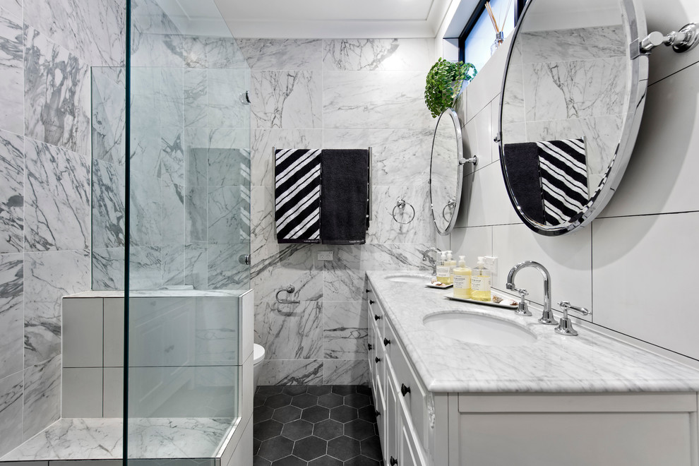 На фото: ванная комната в морском стиле с фасадами с утопленной филенкой, белыми фасадами, душем в нише, белыми стенами, душевой кабиной и врезной раковиной