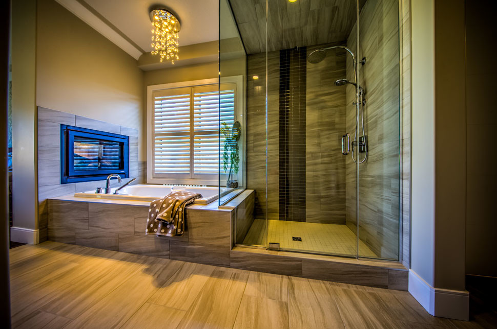Идея дизайна: главная ванная комната среднего размера в современном стиле с ванной в нише, угловым душем, бежевой плиткой, керамогранитной плиткой, бежевыми стенами и полом из керамической плитки