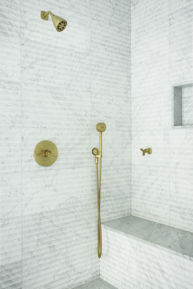 Inredning av ett modernt stort en-suite badrum, med en dusch i en alkov, flerfärgad kakel, stenkakel, släta luckor, skåp i mörkt trä, ett fristående badkar, en toalettstol med separat cisternkåpa, flerfärgade väggar, marmorgolv, ett undermonterad handfat och marmorbänkskiva