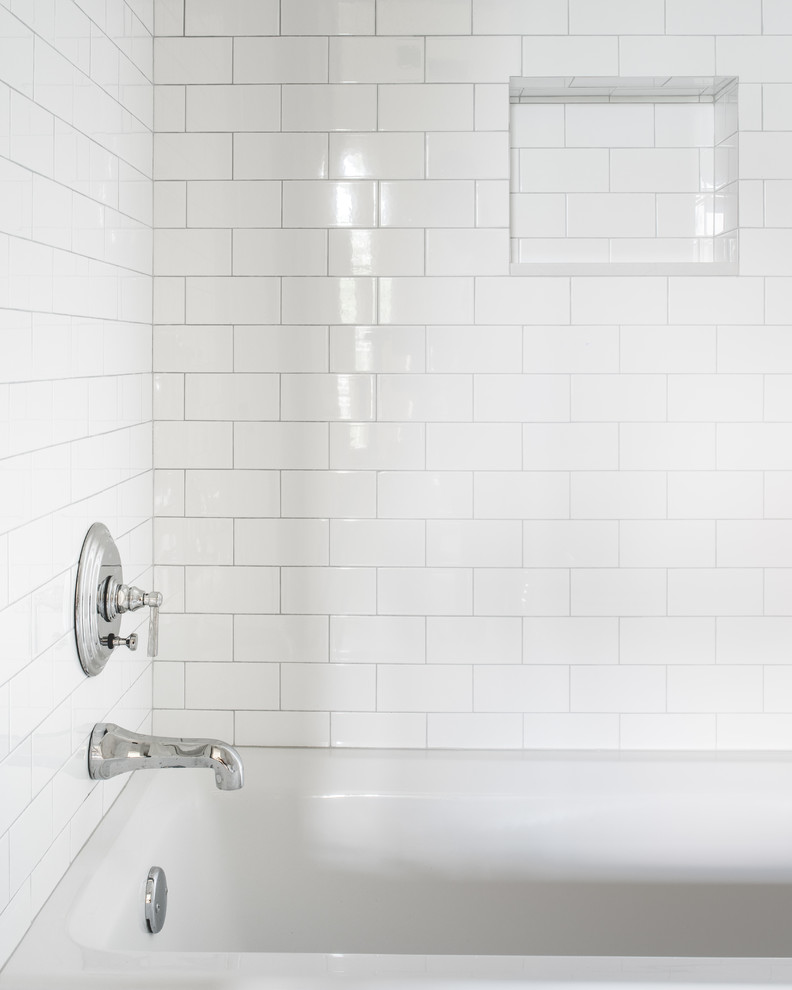 На фото: ванная комната среднего размера в современном стиле с ванной в нише, душем над ванной, белой плиткой, плиткой кабанчик, белыми стенами, мраморным полом и душевой кабиной