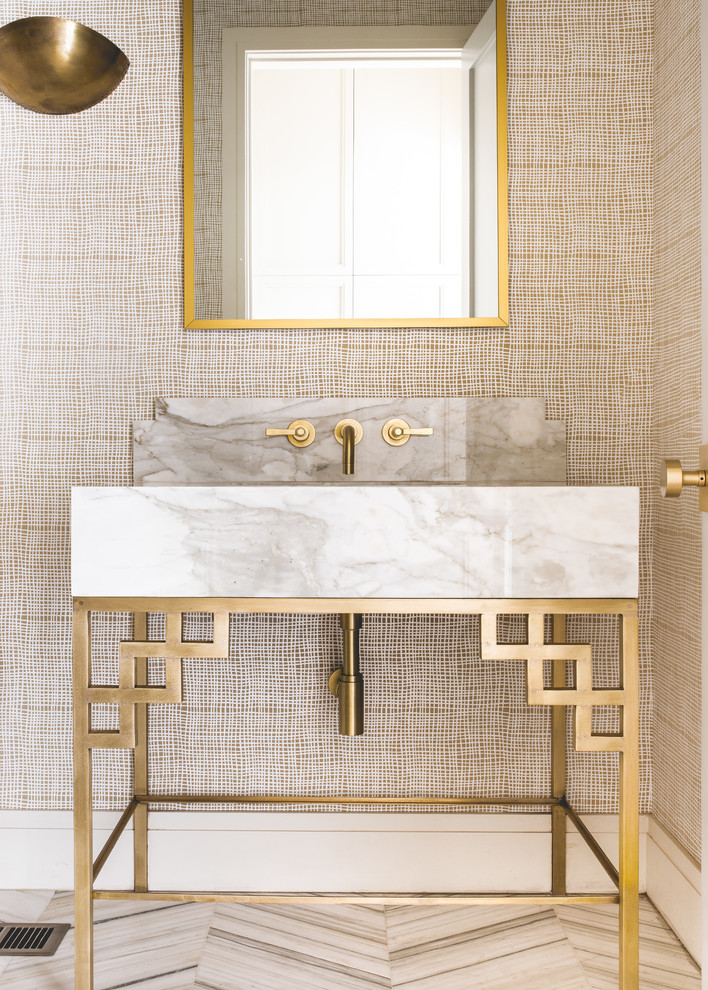 Modern inredning av ett mellanstort badrum med dusch, med en toalettstol med separat cisternkåpa, stenhäll, flerfärgade väggar, marmorgolv, ett konsol handfat och marmorbänkskiva