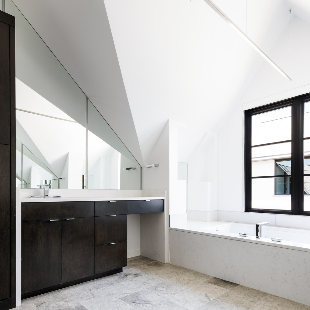 Пример оригинального дизайна: большая главная ванная комната в стиле модернизм с плоскими фасадами, темными деревянными фасадами, полновстраиваемой ванной, белыми стенами, полом из керамогранита, врезной раковиной, столешницей из искусственного кварца и разноцветным полом