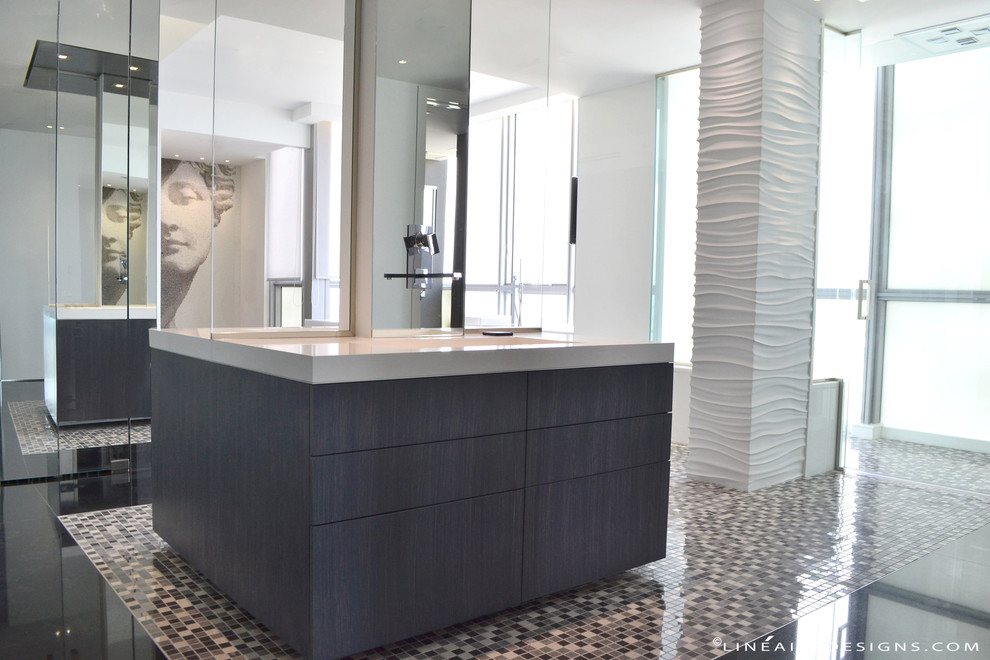 Свежая идея для дизайна: огромная главная ванная комната в современном стиле с черной плиткой и белыми стенами - отличное фото интерьера