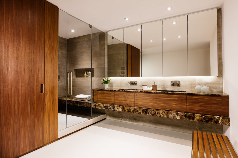 Imagen de cuarto de baño contemporáneo con armarios con paneles lisos, puertas de armario de madera oscura y baldosas y/o azulejos marrones