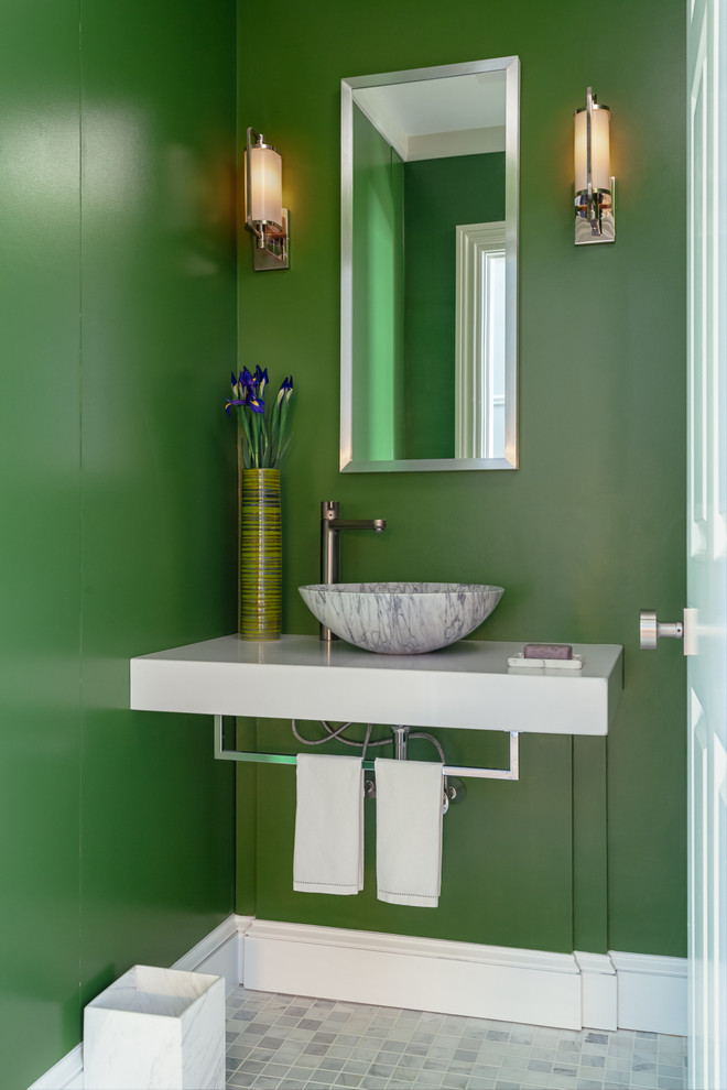 Свежая идея для дизайна: маленькая ванная комната в современном стиле с настольной раковиной и зелеными стенами для на участке и в саду - отличное фото интерьера