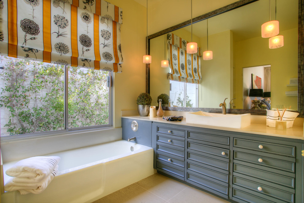 Klassisches Badezimmer mit Aufsatzwaschbecken, Schrankfronten mit vertiefter Füllung, blauen Schränken und Badewanne in Nische in Los Angeles