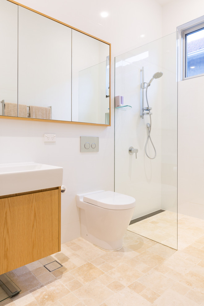 Inspiration för ett funkis badrum med dusch, med möbel-liknande, skåp i mellenmörkt trä, en hörndusch, vit kakel, keramikplattor, vita väggar och klinkergolv i keramik