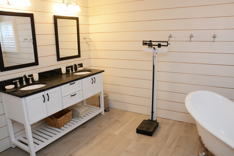 Foto på ett stort funkis svart en-suite badrum, med luckor med infälld panel, vita skåp, ett badkar med tassar, en hörndusch, ett undermonterad handfat, bänkskiva i täljsten och dusch med gångjärnsdörr