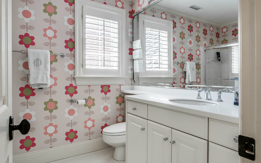 Diseño de cuarto de baño tradicional con lavabo bajoencimera, armarios con paneles con relieve, puertas de armario blancas y paredes multicolor