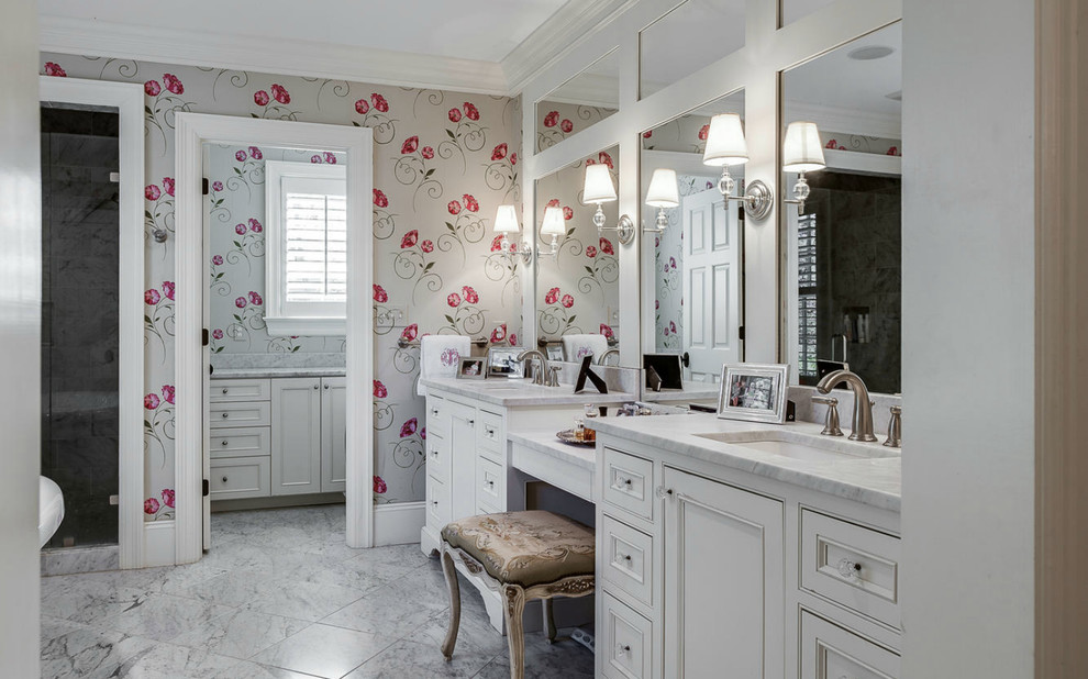 Foto de cuarto de baño tradicional con lavabo bajoencimera, armarios con paneles empotrados, puertas de armario blancas, bañera exenta, ducha empotrada y paredes multicolor