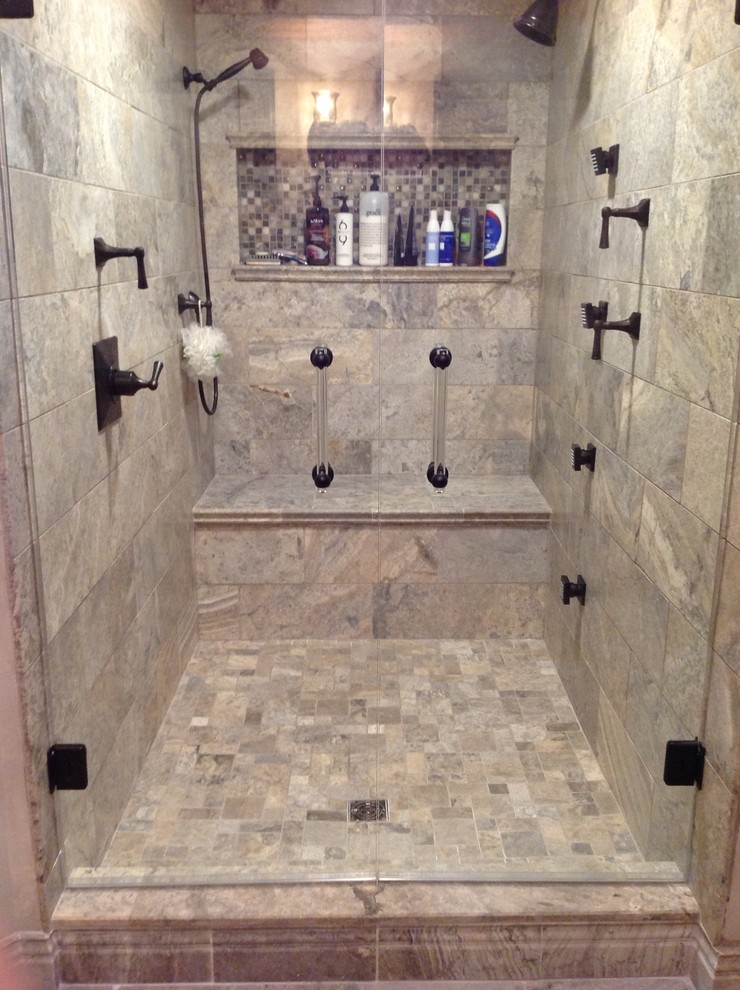 Exemple d'une grande douche en alcôve principale tendance en bois foncé avec un placard avec porte à panneau surélevé, un bain bouillonnant, un carrelage beige, un carrelage gris, des carreaux de céramique, un mur beige, un sol en carrelage de céramique, un lavabo encastré et un plan de toilette en granite.