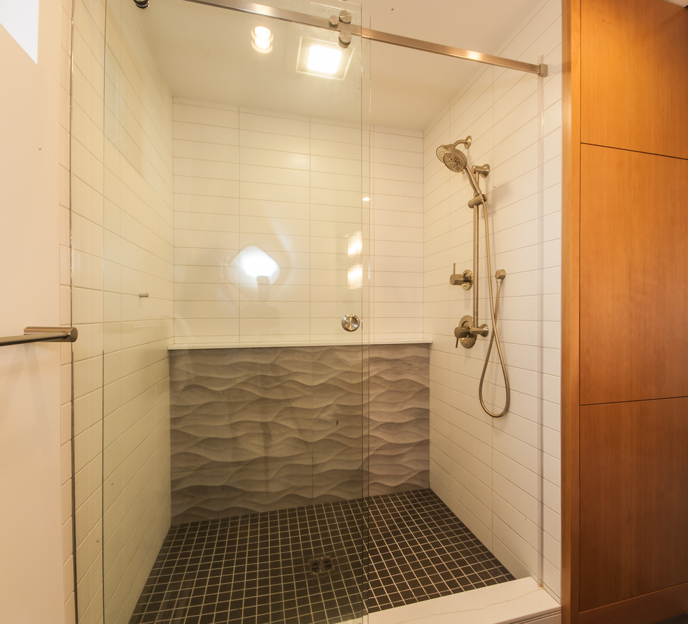 他の地域にある高級な中くらいなモダンスタイルのおしゃれな浴室 (アルコーブ型シャワー、一体型トイレ	、白い壁、磁器タイルの床、オーバーカウンターシンク) の写真