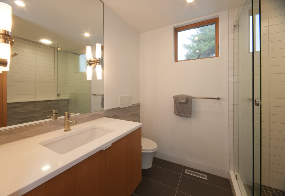 Exempel på ett mellanstort modernt en-suite badrum, med en dusch i en alkov, en toalettstol med hel cisternkåpa, vita väggar, klinkergolv i porslin och ett nedsänkt handfat