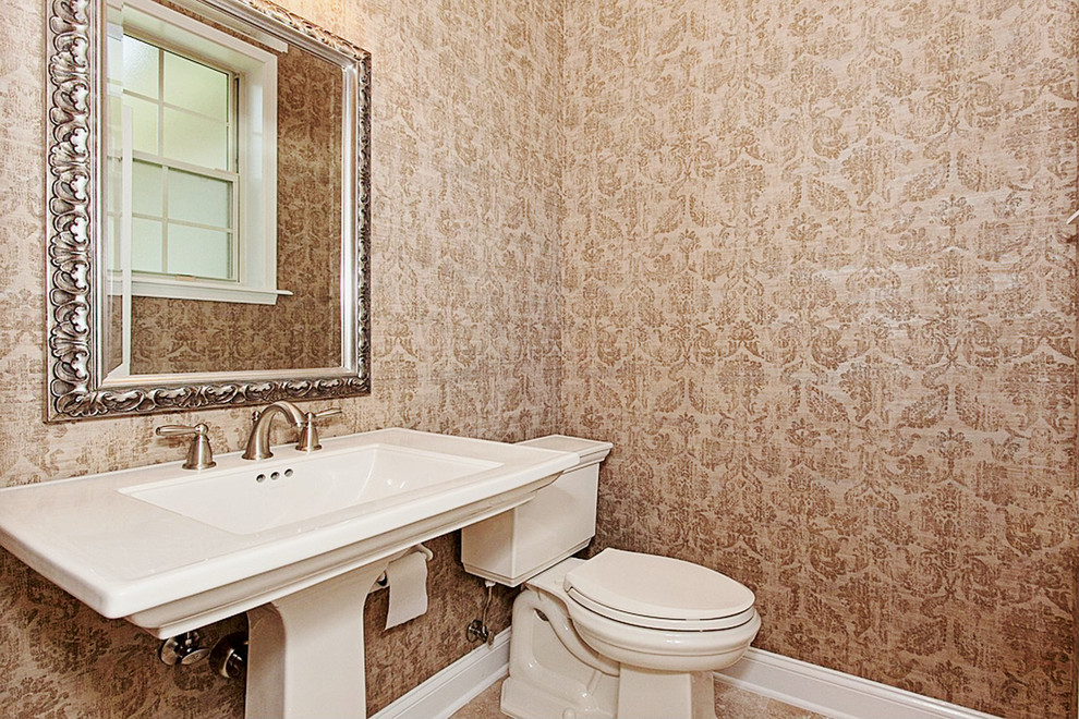 Exempel på ett litet klassiskt badrum med dusch, med ett piedestal handfat, en toalettstol med separat cisternkåpa och bruna väggar