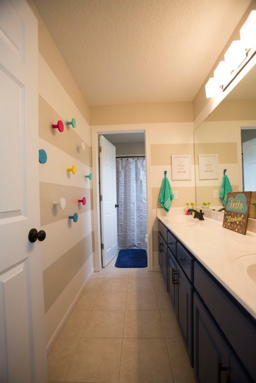 Inspiration pour une grande salle de bain principale design en bois foncé avec un placard à porte shaker, une baignoire en alcôve, une douche d'angle, WC à poser, un carrelage beige, un carrelage bleu, un carrelage gris, un carrelage multicolore, des carreaux en allumettes, un mur gris et un lavabo encastré.