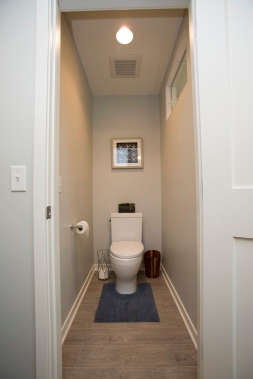 Источник вдохновения для домашнего уюта: большой туалет в современном стиле с фасадами в стиле шейкер, темными деревянными фасадами, унитазом-моноблоком, бежевой плиткой, синей плиткой, серой плиткой, разноцветной плиткой, удлиненной плиткой, серыми стенами и врезной раковиной