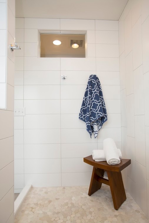 На фото: большая главная ванная комната в современном стиле с фасадами в стиле шейкер, темными деревянными фасадами, ванной в нише, угловым душем, унитазом-моноблоком, бежевой плиткой, синей плиткой, серой плиткой, разноцветной плиткой, удлиненной плиткой, серыми стенами, врезной раковиной и полом из галечной плитки