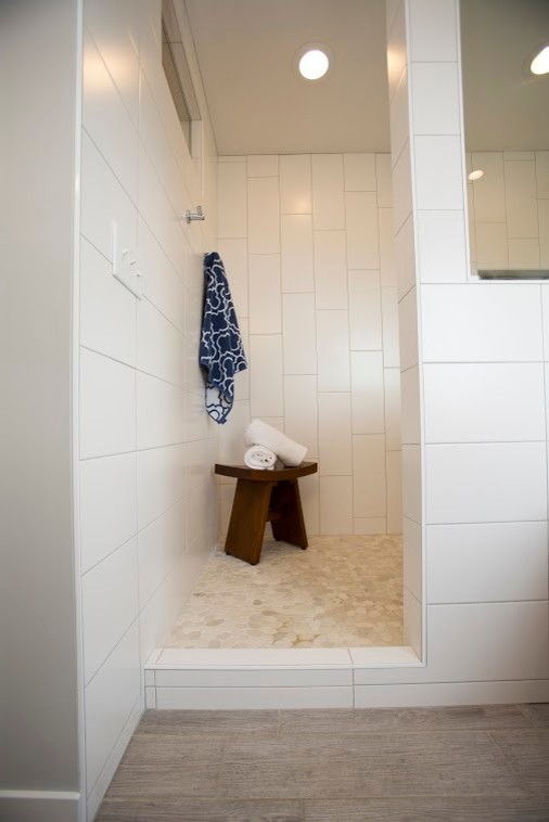 Источник вдохновения для домашнего уюта: большая главная ванная комната в современном стиле с фасадами в стиле шейкер, темными деревянными фасадами, ванной в нише, угловым душем, унитазом-моноблоком, бежевой плиткой, синей плиткой, серой плиткой, разноцветной плиткой, удлиненной плиткой, серыми стенами, деревянным полом и врезной раковиной