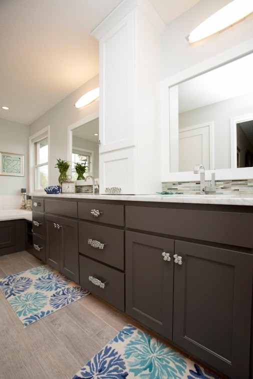 Exemple d'une grande salle de bain principale tendance en bois foncé avec un placard à porte shaker, une baignoire en alcôve, une douche d'angle, WC à poser, un carrelage beige, un carrelage bleu, un carrelage gris, un carrelage multicolore, des carreaux en allumettes, un mur gris et un lavabo encastré.