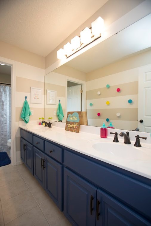 На фото: большая главная ванная комната в современном стиле с фасадами в стиле шейкер, темными деревянными фасадами, ванной в нише, угловым душем, унитазом-моноблоком, бежевой плиткой, синей плиткой, серой плиткой, разноцветной плиткой, удлиненной плиткой, серыми стенами, деревянным полом и врезной раковиной