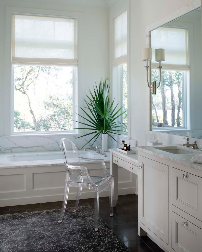 Пример оригинального дизайна: ванная комната в морском стиле с зеркалом с подсветкой