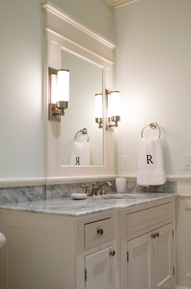Exempel på ett mellanstort klassiskt vit vitt badrum, med en dubbeldusch, en toalettstol med separat cisternkåpa, grå kakel, stenkakel, vita väggar, marmorgolv, ett undermonterad handfat, marmorbänkskiva, luckor med infälld panel, vita skåp och vitt golv