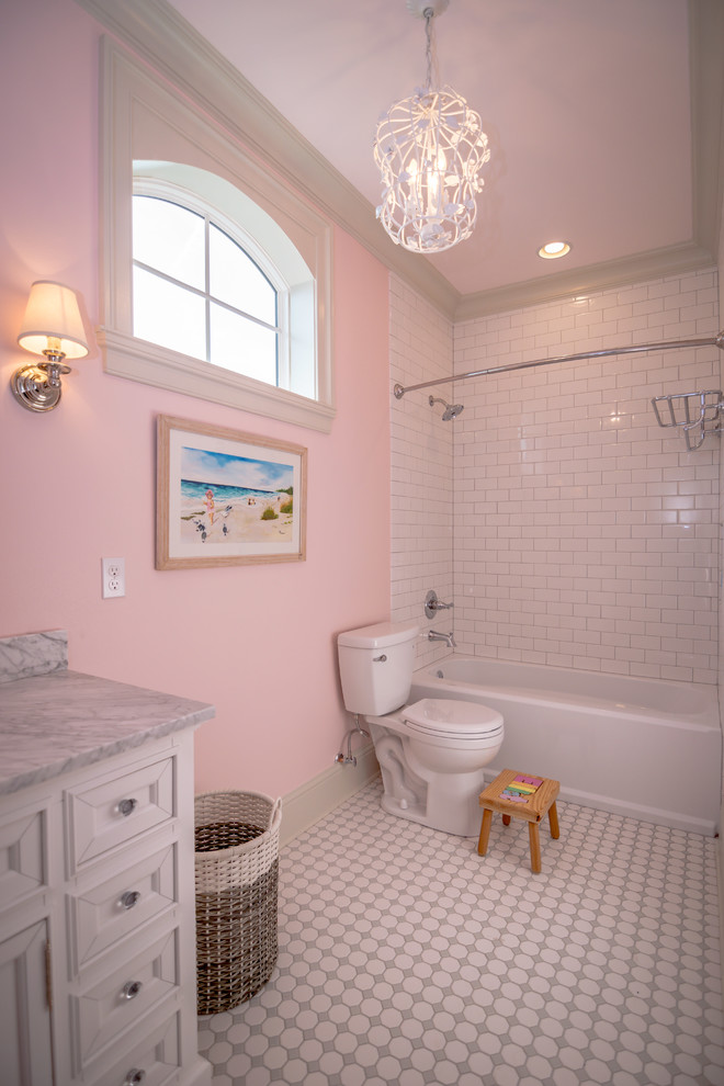 Idéer för att renovera ett funkis vit vitt badrum, med möbel-liknande, vita skåp, ett badkar i en alkov, en toalettstol med separat cisternkåpa, vit kakel, keramikplattor, rosa väggar, mosaikgolv, marmorbänkskiva och vitt golv