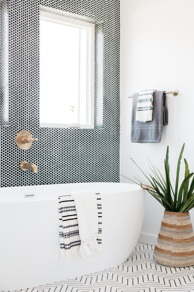 Идея дизайна: ванная комната в современном стиле с отдельно стоящей ванной, белыми стенами и разноцветным полом