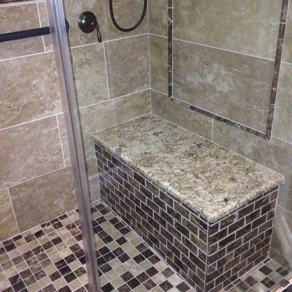 Aménagement d'une salle de bain principale classique de taille moyenne avec une douche ouverte, un carrelage beige, des carreaux de céramique, un mur beige, un sol en carrelage de terre cuite et WC séparés.