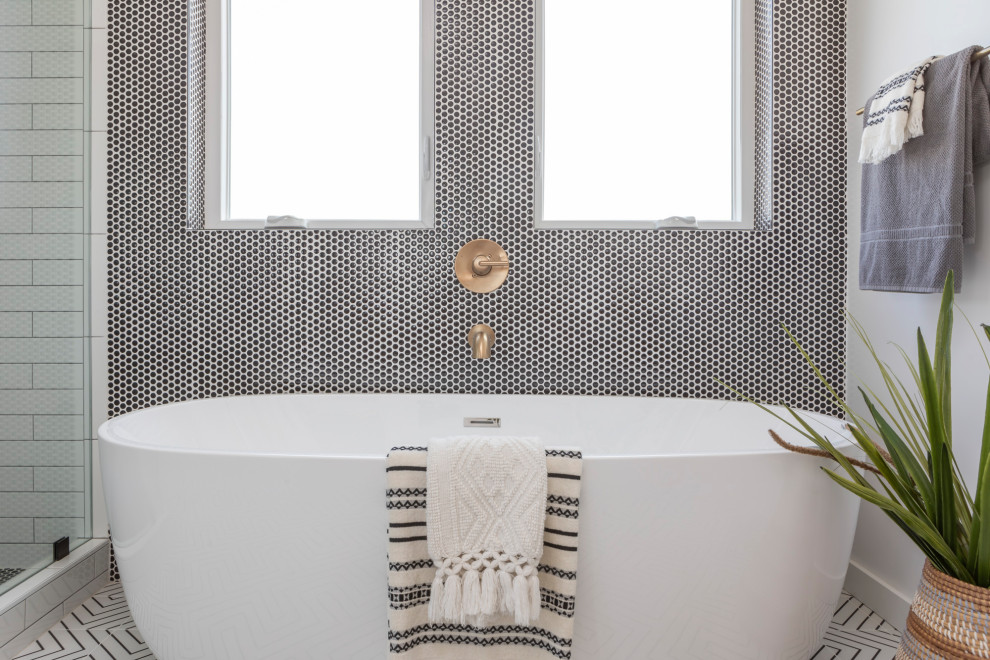 Exemple d'une salle de bain principale nature de taille moyenne avec une baignoire indépendante, un carrelage noir et blanc, des carreaux de porcelaine, un mur blanc, un sol en carrelage de porcelaine et un sol multicolore.