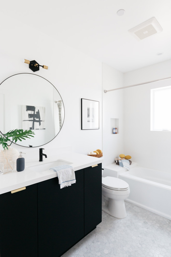 Свежая идея для дизайна: большая ванная комната в стиле кантри с плоскими фасадами, черными фасадами, ванной в нише, душем над ванной, раздельным унитазом, белыми стенами, полом из керамогранита, душевой кабиной, врезной раковиной, серым полом, белой столешницей, нишей, встроенной тумбой и тумбой под одну раковину - отличное фото интерьера