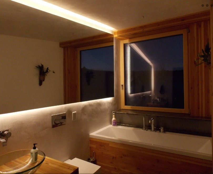 Foto di una stanza da bagno con doccia minimal di medie dimensioni con ante in legno chiaro, vasca da incasso, pareti bianche e lavabo a bacinella